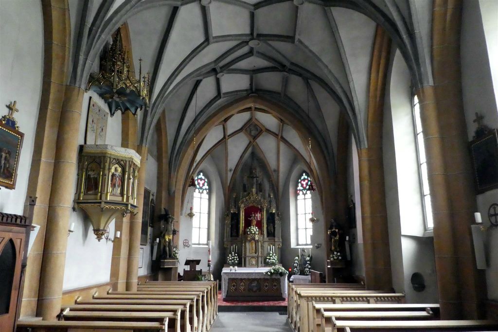LUTAGO - binnen in de parochiekerk van St. Sebastian