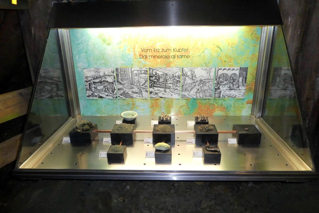 PRETTAU - een vitrine met het proces van het winnen van koper in de oude kopermijn