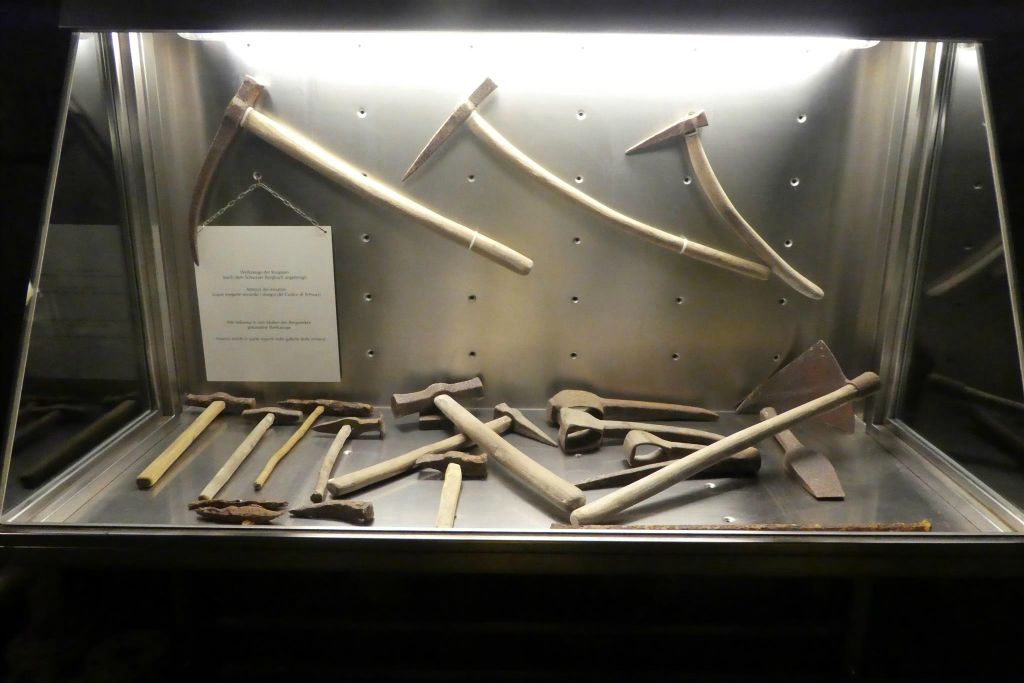 PRETTAU - een vitrine met oud mijn gereedschap in de oude kopermijn