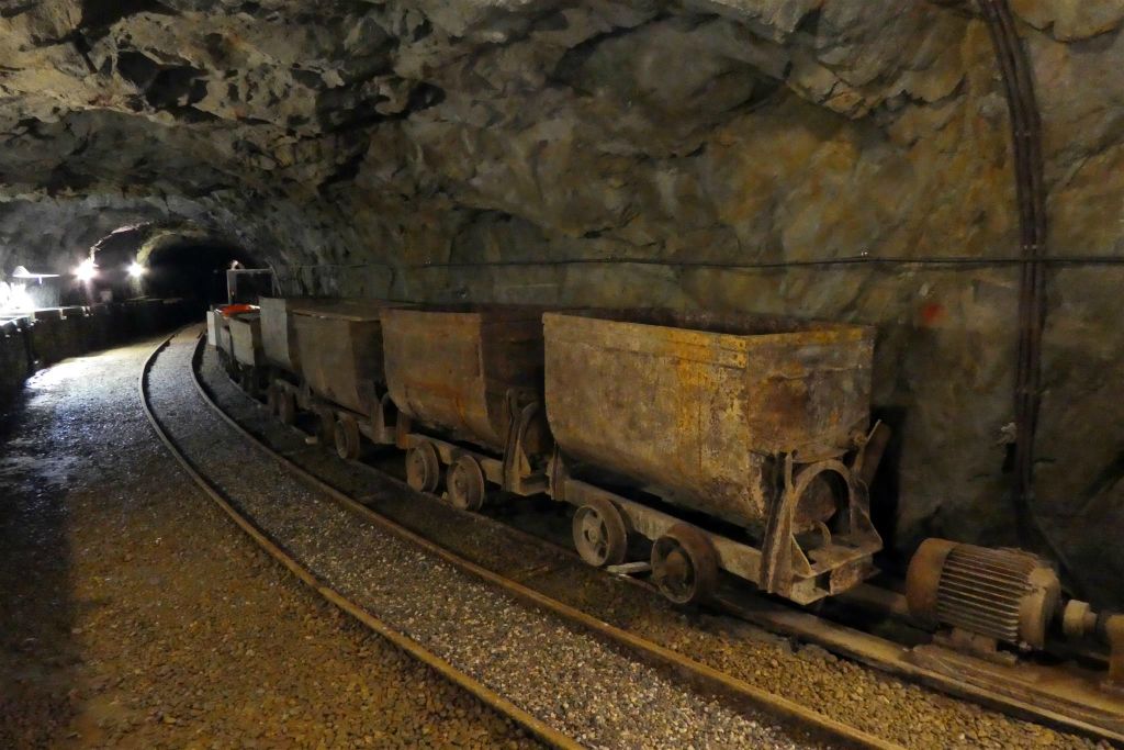 PRETTAU - enkele oude mijn wagons in de oude kopermijn