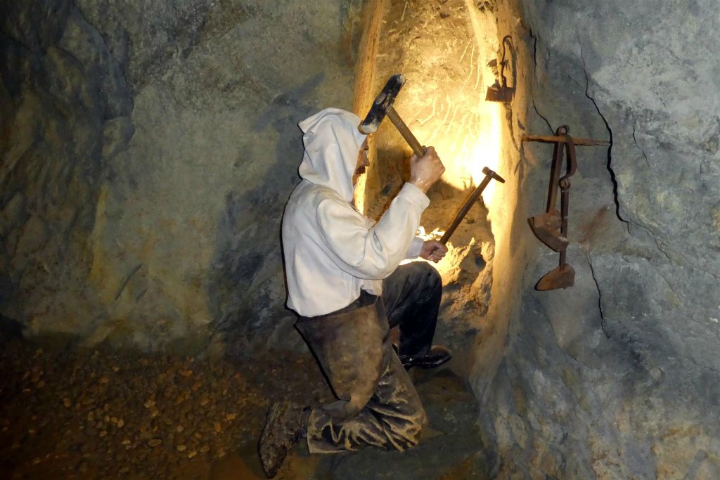 PRETTAU - een pop die een mijnwerker voorstelt aan het werk in de oude kopermijn