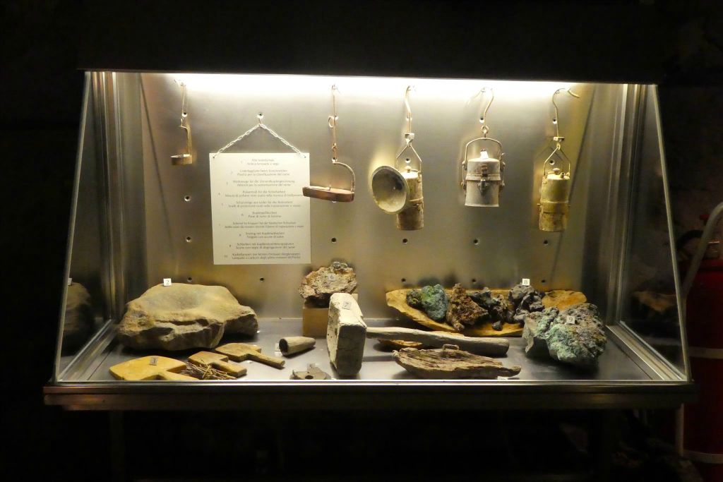 PRETTAU - een vitrine met oude mijn lampen en stukken koper in de oude kopermijn