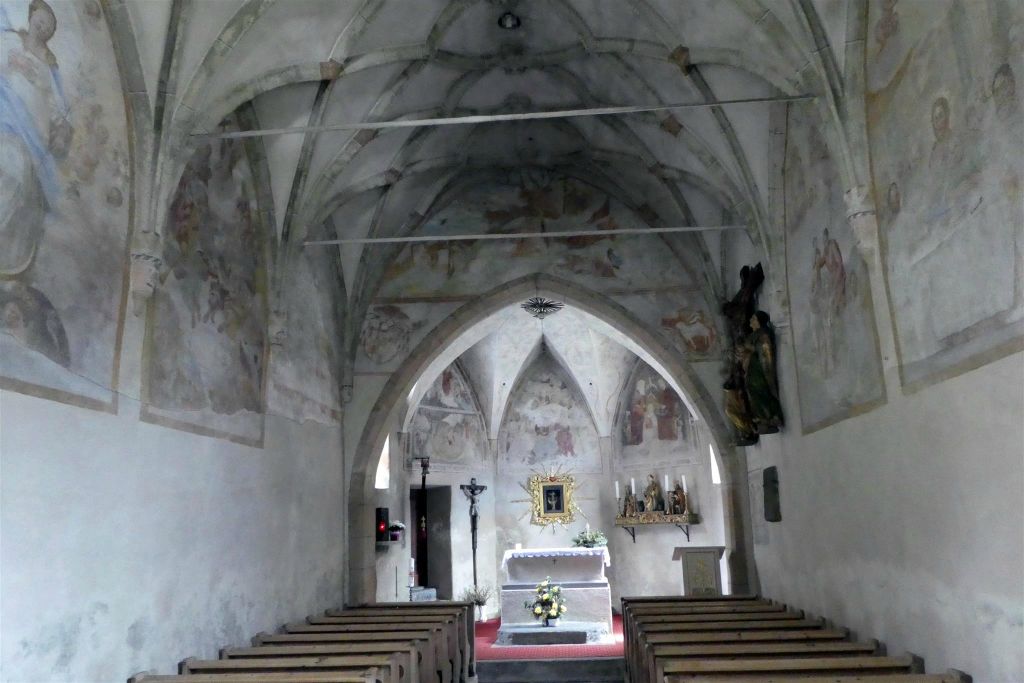 PRETTAU - binnen in de kerk van de Heilige Geest