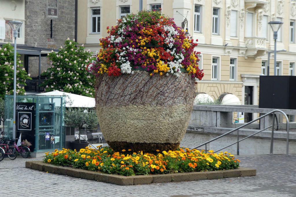 MERANO - een grote bloempot in een park