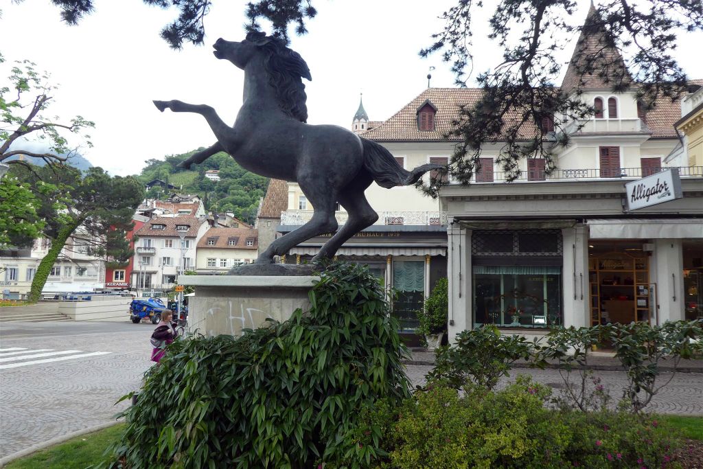MERANO - een paarden standbeeld