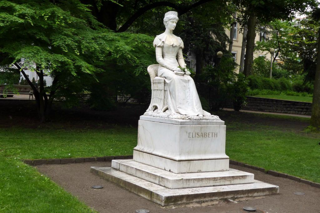 MERANO - een standbeeld ter ere van keizerin Elisabeth in Beieren ook wel Sissi genoemd (1837-1898)