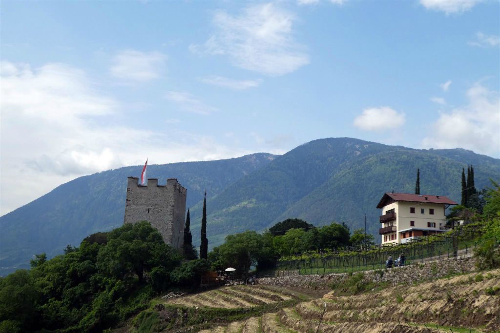 MERANO - de kruittoren van de kasteelruïne Ortenstein