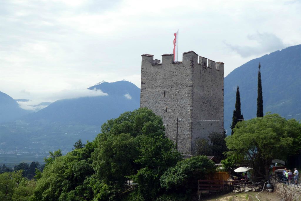 MERANO - de kruittoren van de kasteelruïne Ortenstein