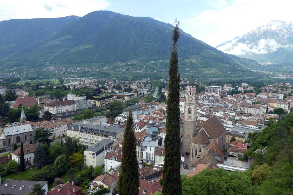 MERANO - het uitzicht over de stad vanaf de kruittoren van de kasteelruïne Ortenstein