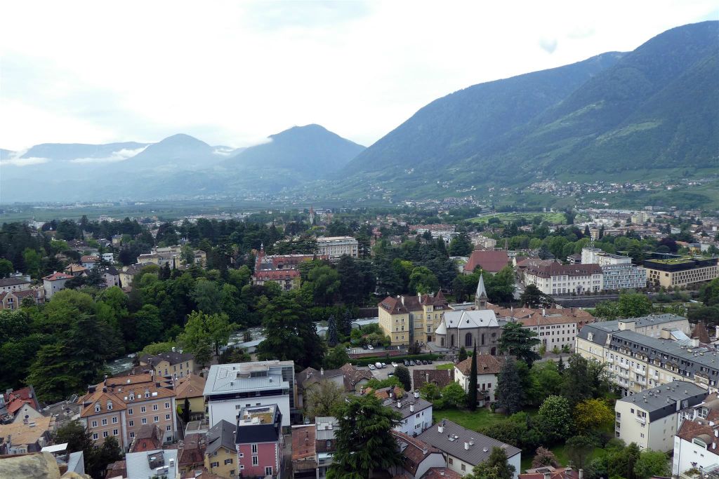 MERANO - het uitzicht over de stad vanaf de kruittoren van de kasteelruïne Ortenstein