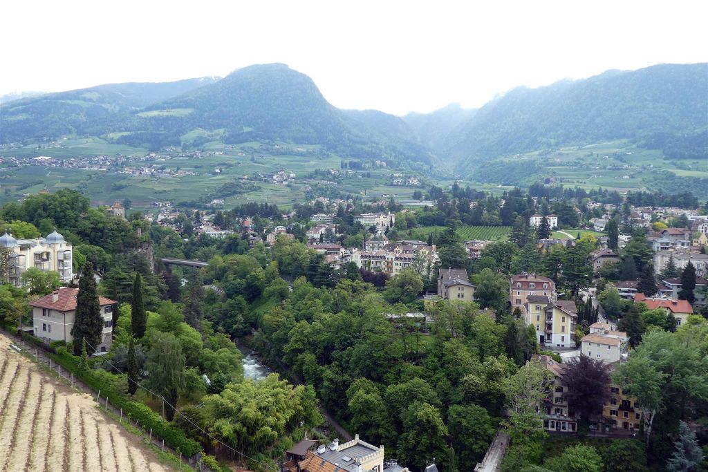 MERANO - het uitzicht over de stad vanaf de kruittoren van de kasteelruïne Ortenstein