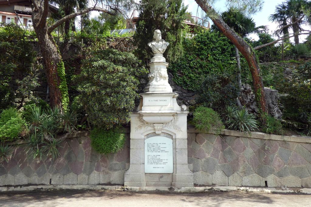 MERANO - een standbeeld ter ere van de Oostenrijkse arts, botanicus en antropoloog Franz Tappeiner (1816-1902)