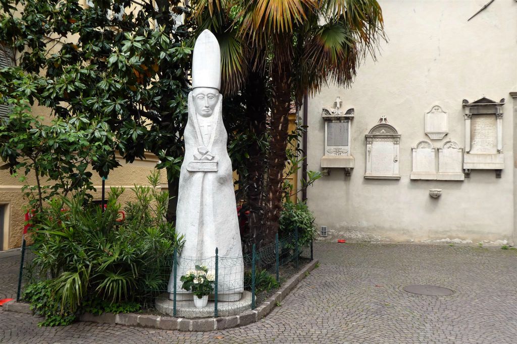 MERANO - een standbeeld