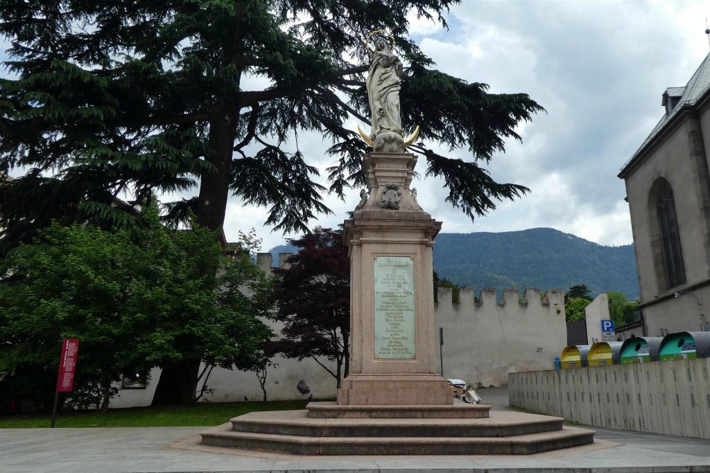MERANO - de Mariakolom op het plein Sandplatz