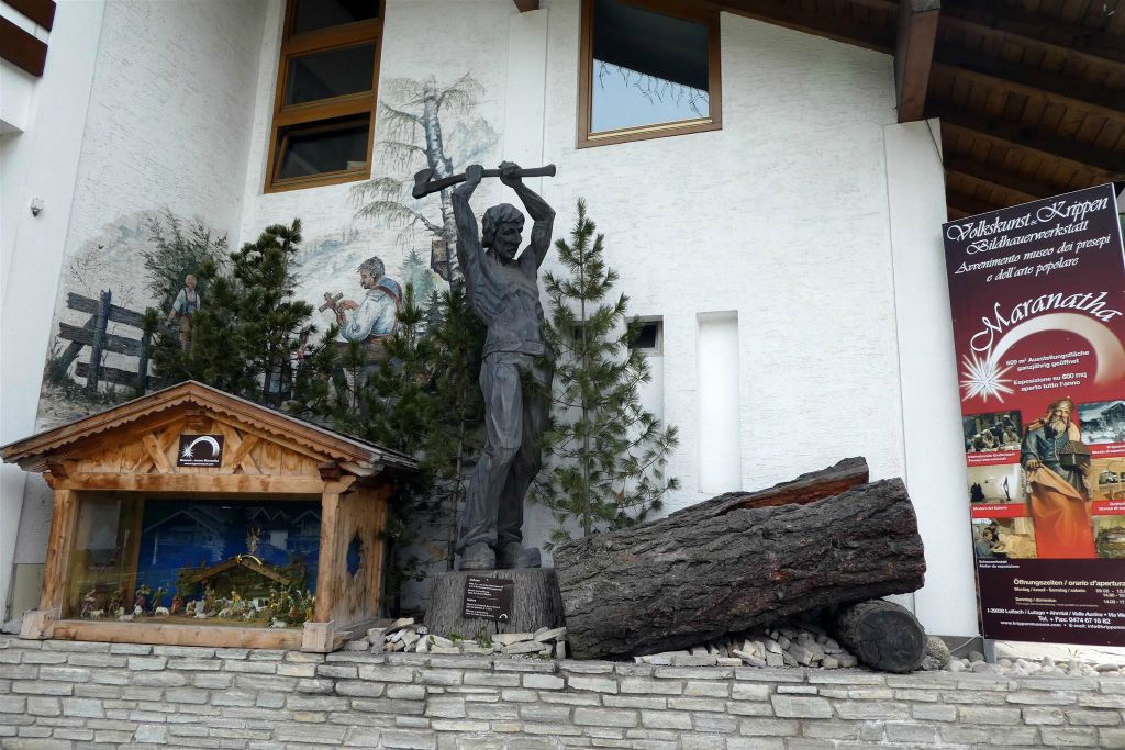 LUTAGO - een houten beeld bij het Maranatha museum