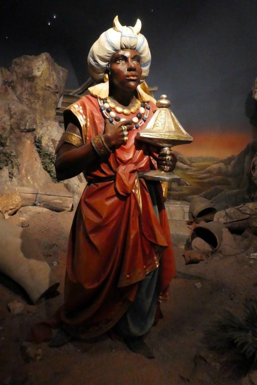 LUTAGO - een houten beeld in het Maranatha museum
