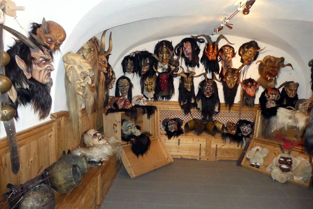 LUTAGO - enkele maskers bij het Maranatha museum
