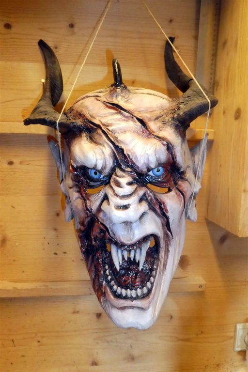 LUTAGO - een masker bij het Maranatha museum