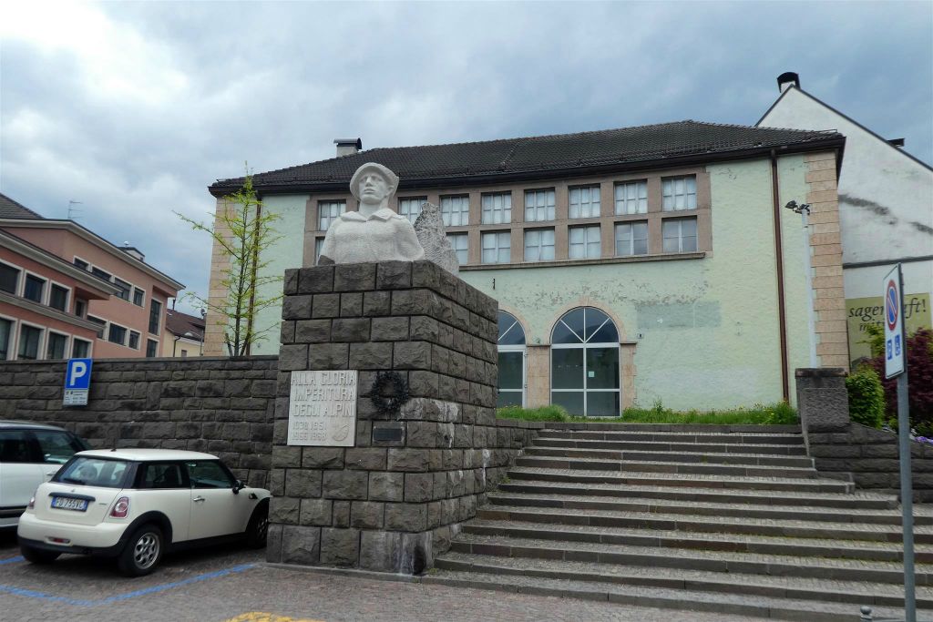 BRUNICO - het Alpini-monument