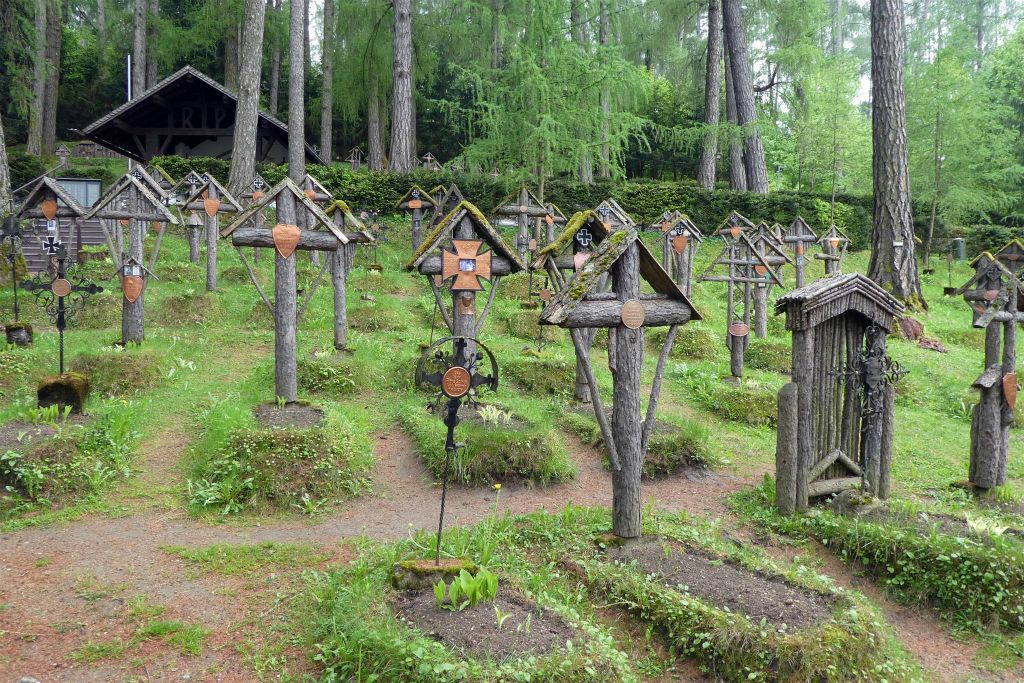 BRUNICO - enkele graven op de oorlogsbegraafplaats
