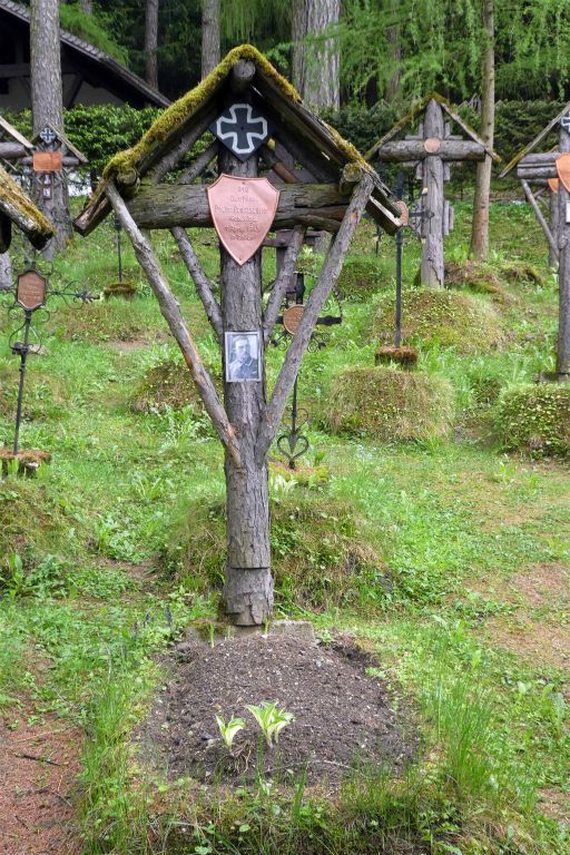 BRUNICO - enkele graven op de oorlogsbegraafplaats