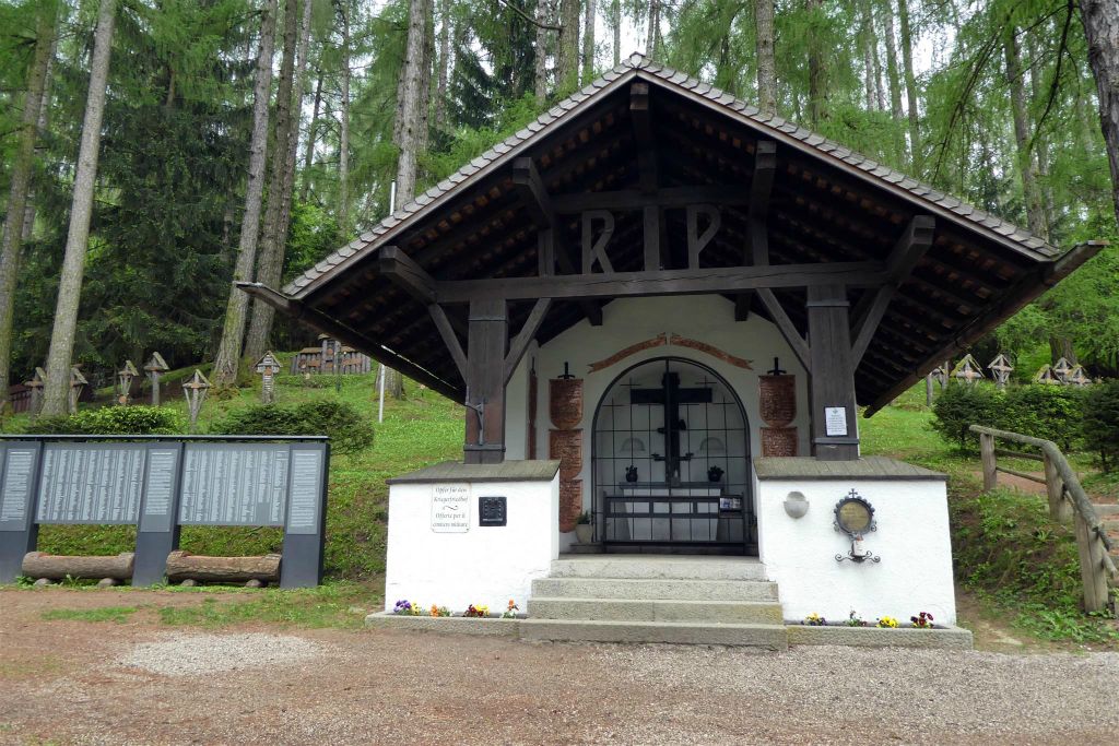 BRUNICO - een bidkapel op de oorlogsbegraafplaats