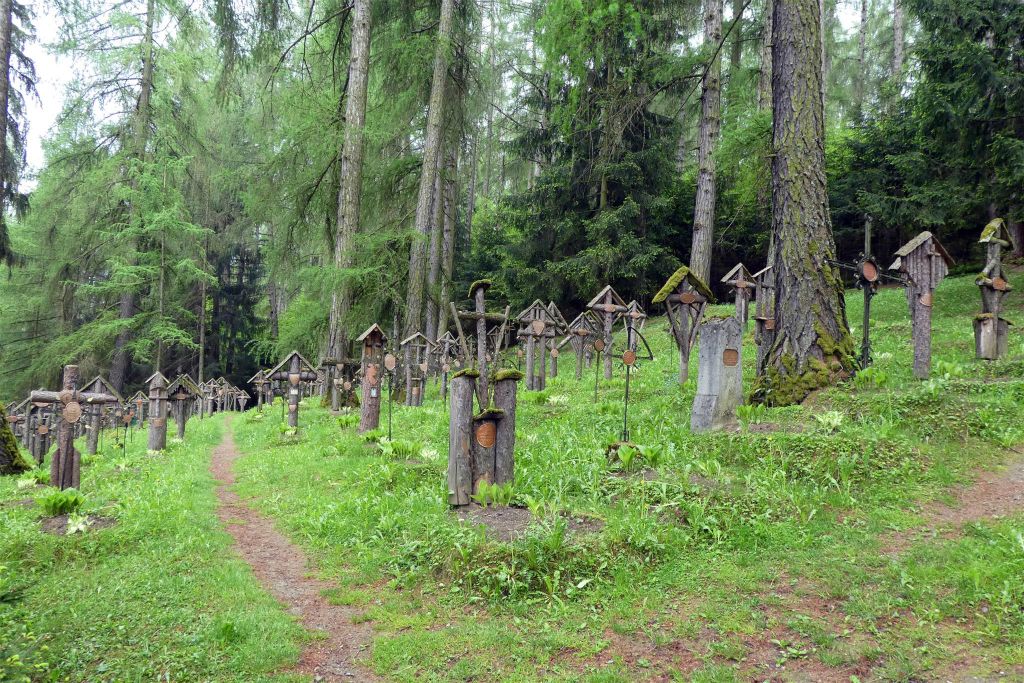 BRUNICO - enkele graven op de oorlogsbegraafplaats