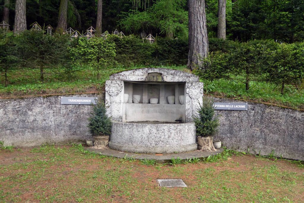 BRUNICO - de fontein "Tränenbrunnen" op de oorlogsbegraafplaats