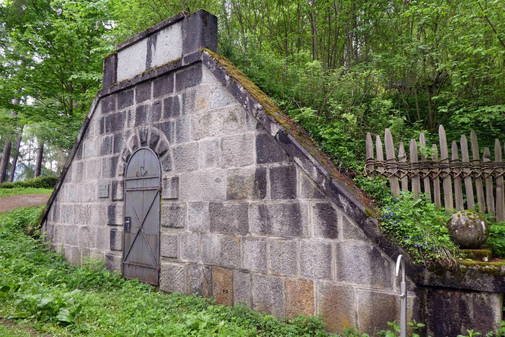 BRUNICO - de watervoorziening van de oorlogsbegraafplaats