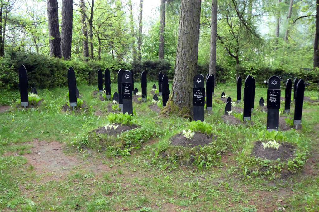 BRUNICO - enkele Joodse graven op de oorlogsbegraafplaats