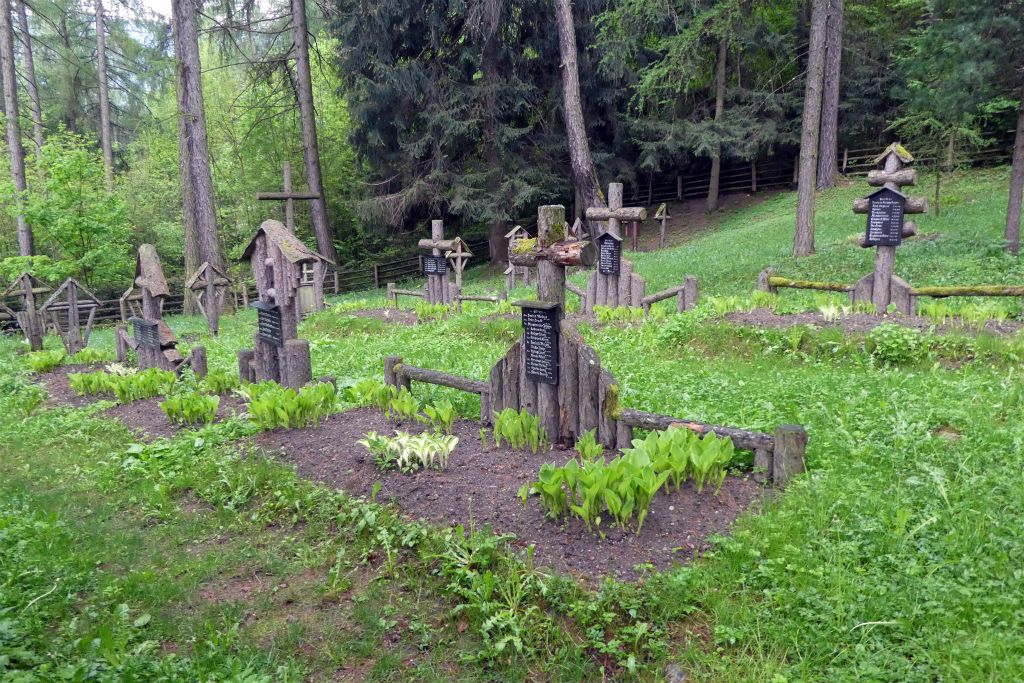 BRUNICO - enkele graven op de oorlogsbegraafplaats