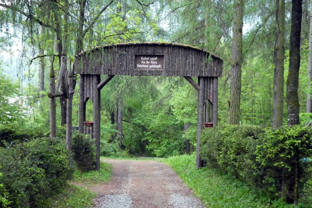 BRUNICO - de uitgang van de oorlogsbegraafplaats