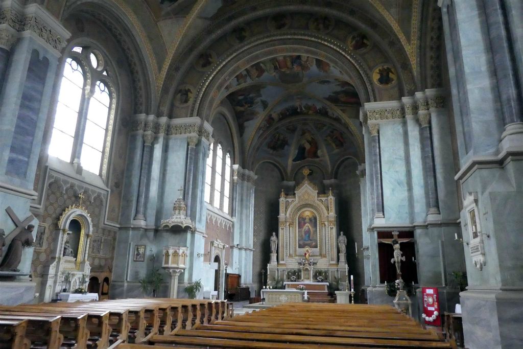 BRUNICO - binnen in de parochiekerk Onze Lieve Vrouw