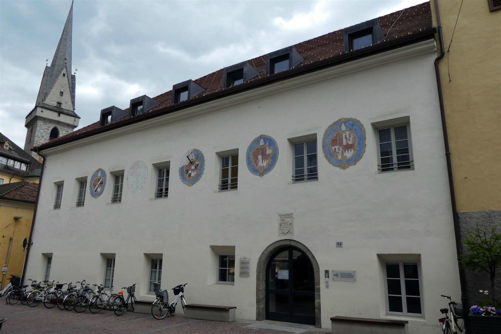 BRUNICO - het voormalige kantoorgebouw van het klooster Neustift
