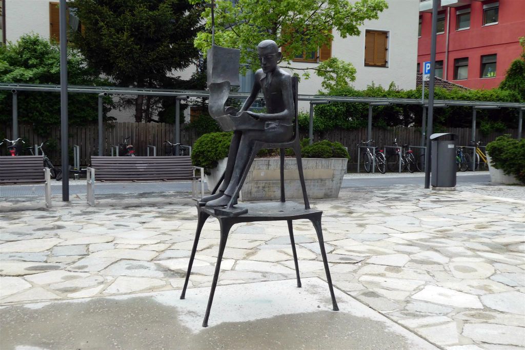 BRUNICO - een beeld ter ere van de Zuid-Tiroolse dichter en schrijver Norbert Conrad Kaser (1947-1978)