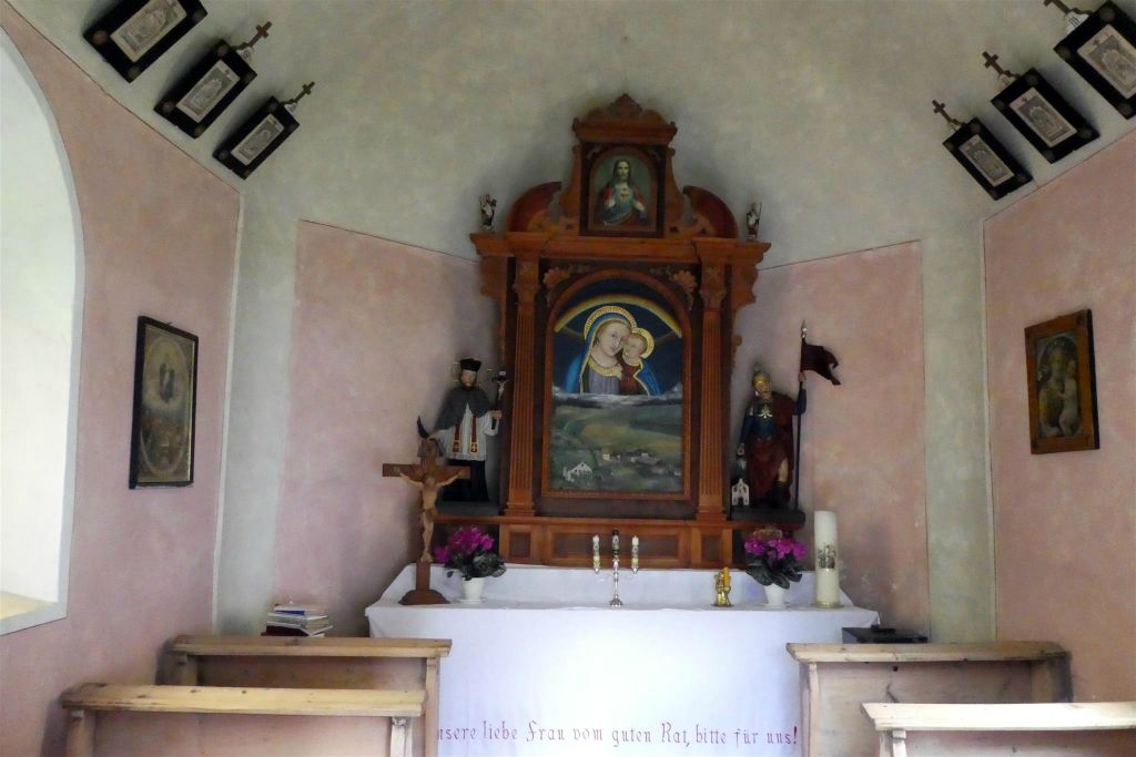 LUTAGO - binnen in een kapel