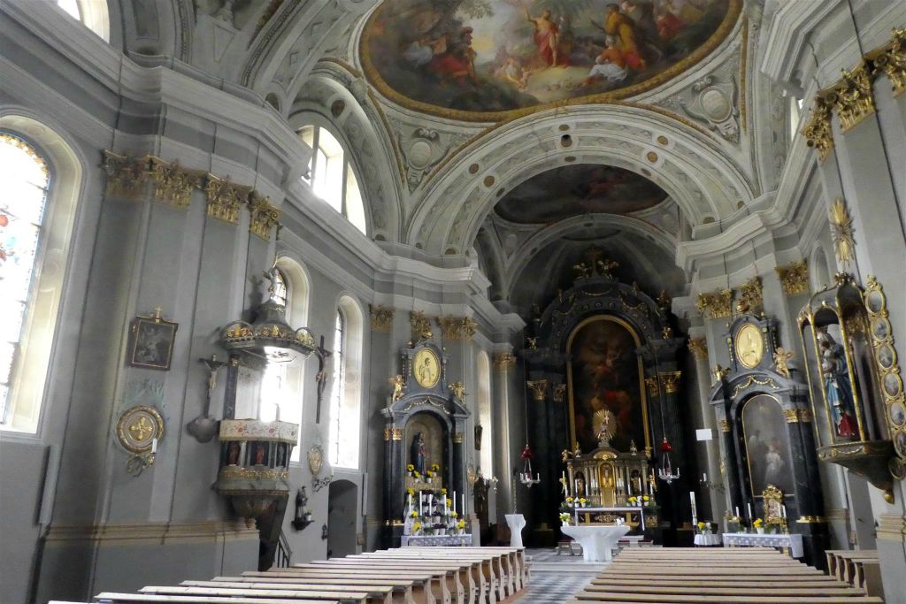 SAN GIOVANNI - binnen in de parochiekerk van San Giovanni