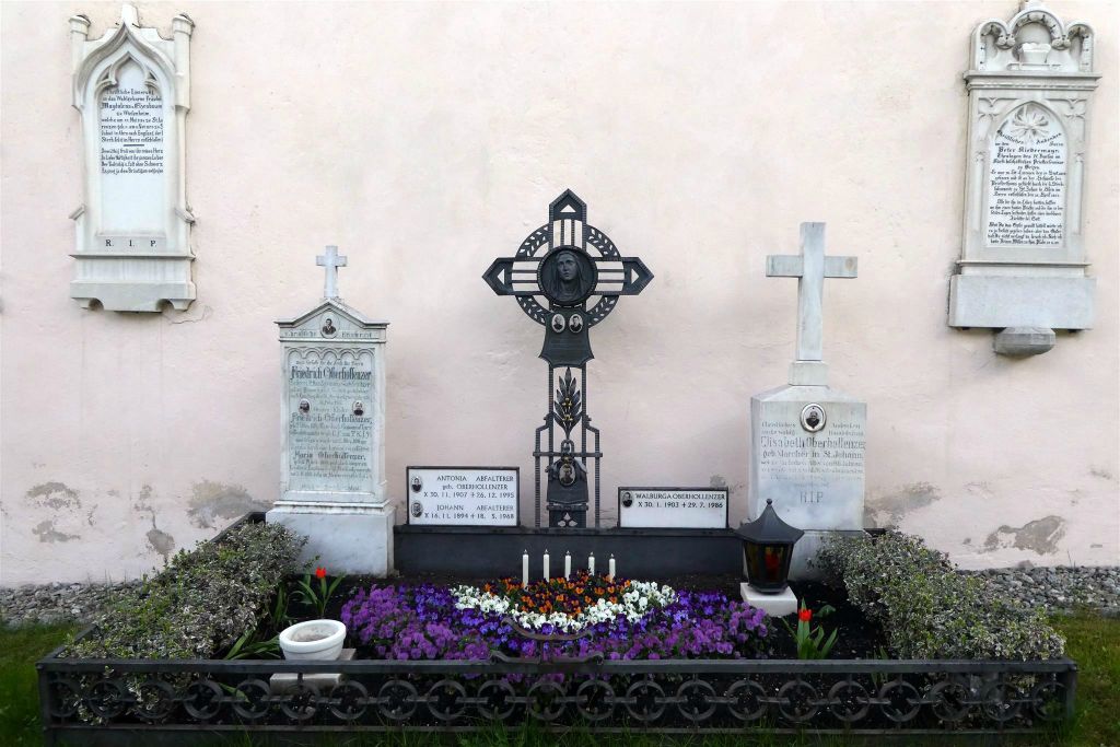 SAN GIOVANNI - enkele graven bij de parochiekerk van San Giovanni