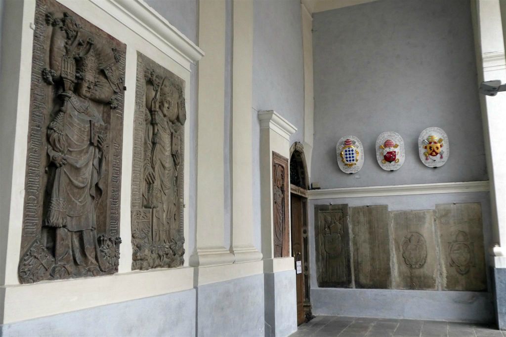 BRIXEN - een gang met steengravures
