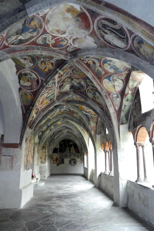 BRIXEN - een gang met fresco's