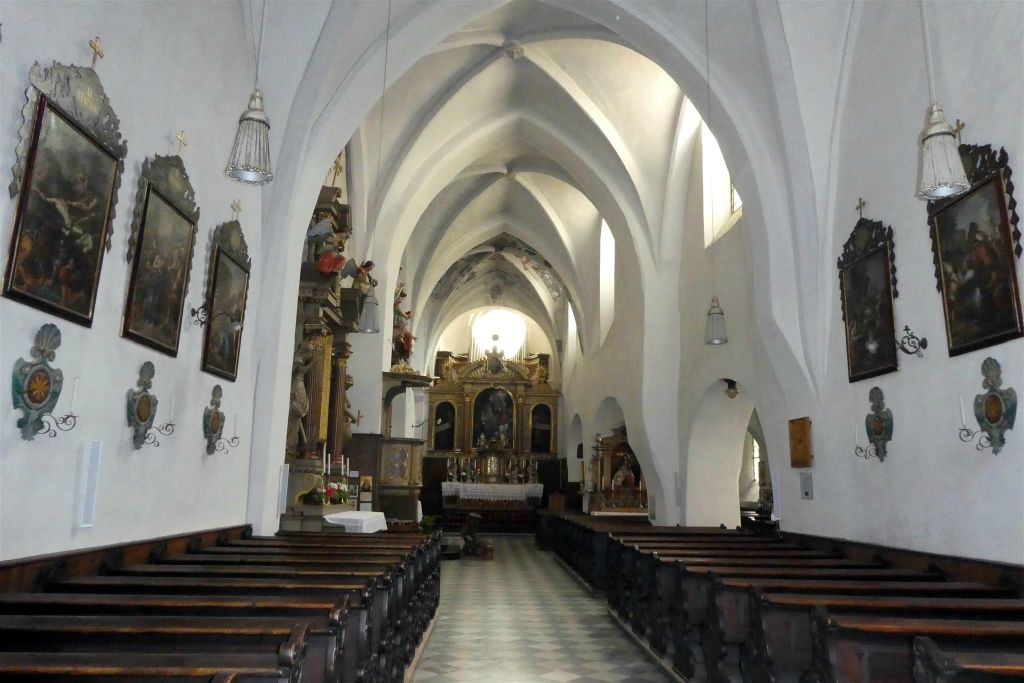 BRIXEN - binnen in de Onze Lieve Vrouw kerk