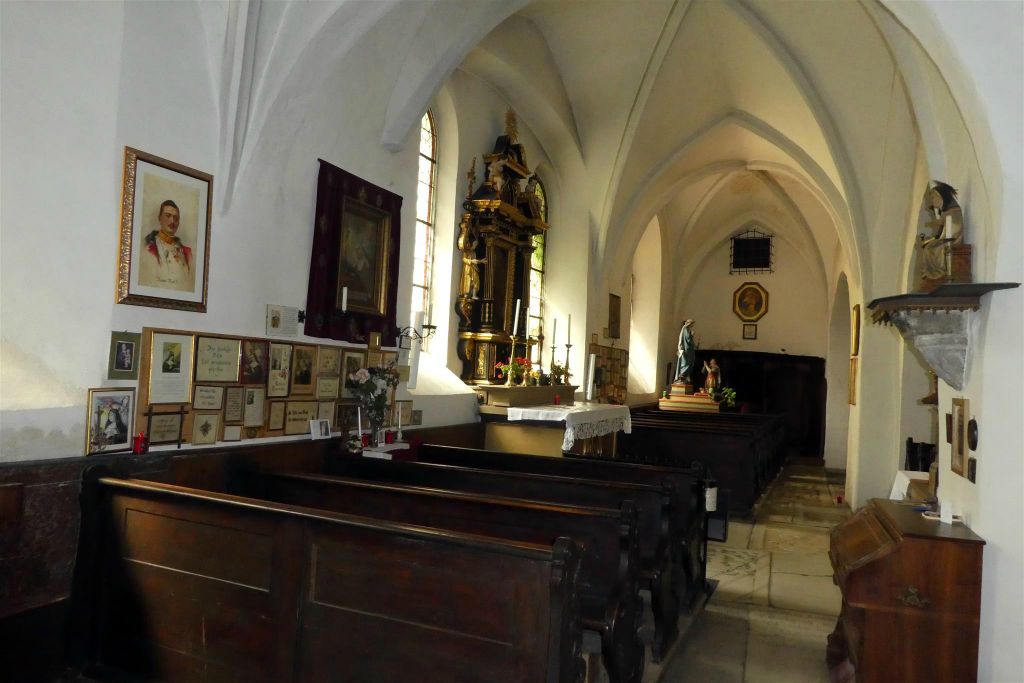 BRIXEN - binnen in de Onze Lieve Vrouw kerk