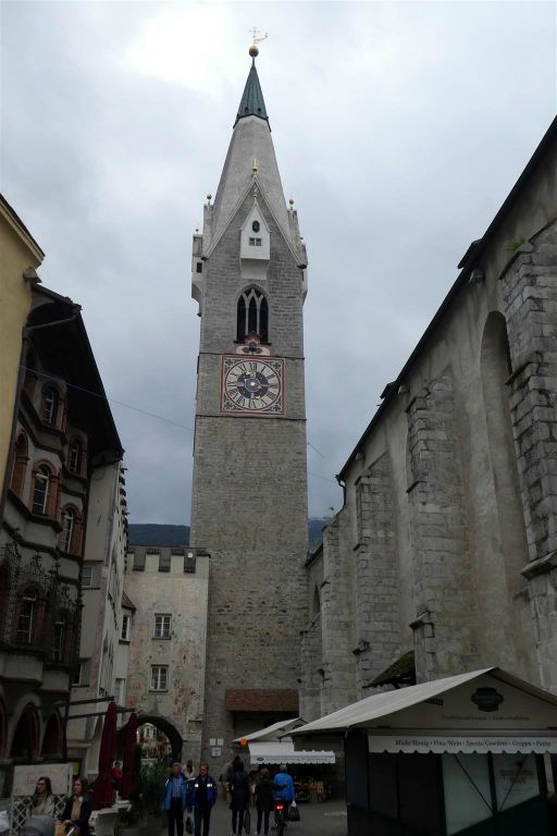 BRIXEN - de klokkentoren van de parochiekerk van St. Michael