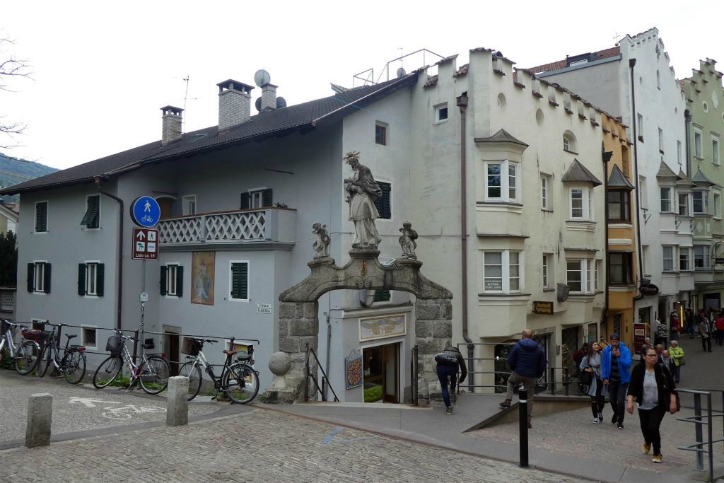 BRIXEN - een poort de hoek van de Adlerbrückengasse en de Griesgasse