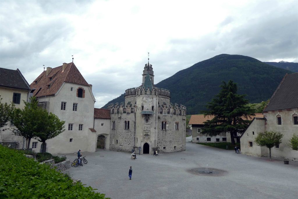 VAHRN - de wijnkelder (links) en de Michaelskapel van het klooster Neustift