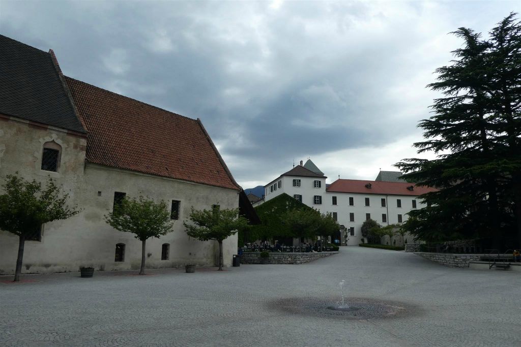 VAHRN - een binnenplaats van het klooster Neustift