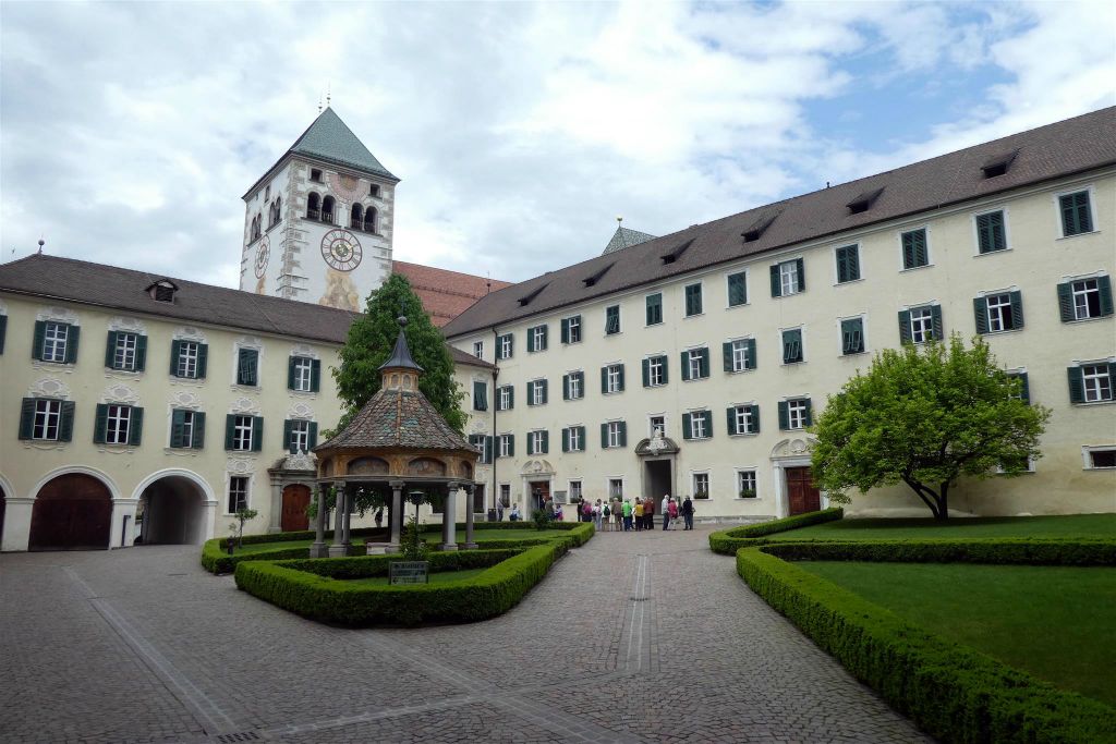 VAHRN - de kloostertuin met fontein van het klooster Neustift