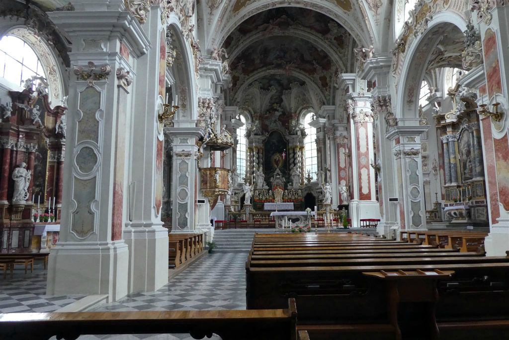 VAHRN - binnen in de collegiale kerk van Onze-Lieve-Vrouw uit 1190 van het klooster Neustift