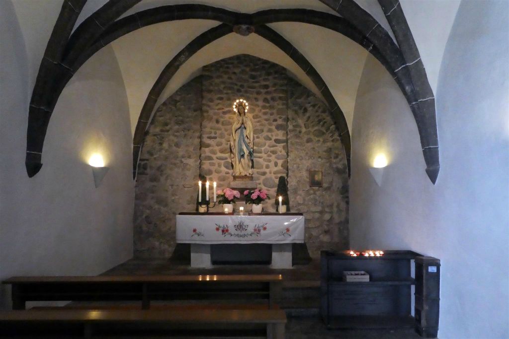 VAHRN - binnen in een kapel van het klooster Neustift
