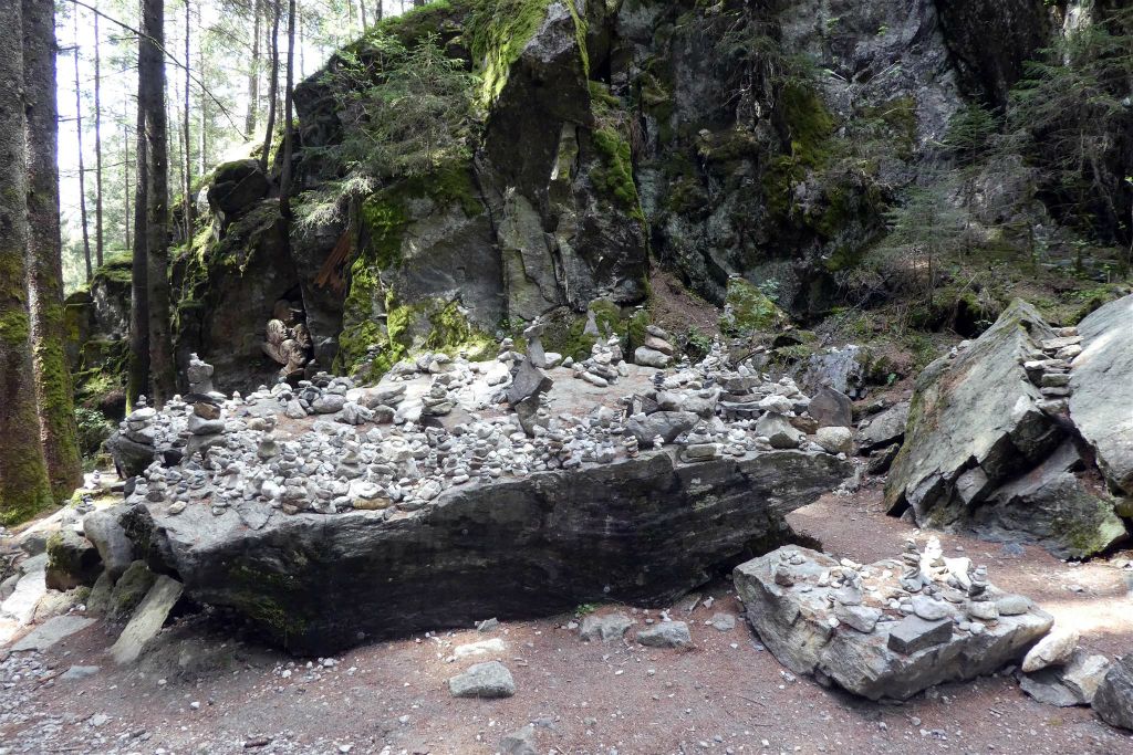 CAMPO TURES - diverse gestapelde stenen in het nationale park Rieserferner